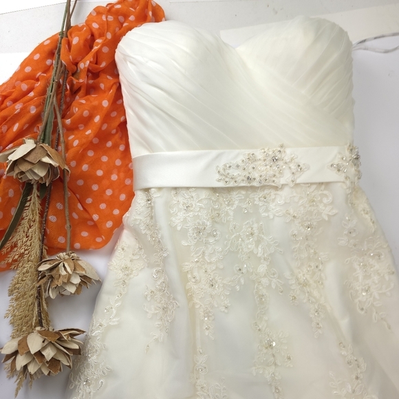 Elegant Cream Strapless Wedding Dress Sz 6 - Picture 2 of 13
